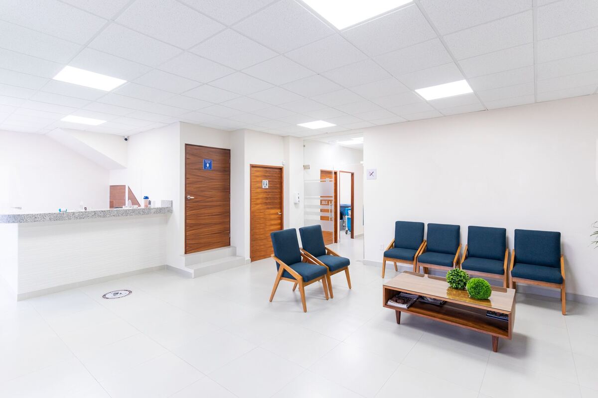 Sala de espera de hospital moderna y luminosa